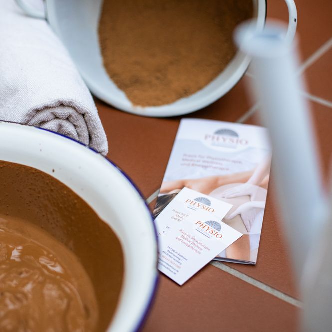 Eine Schüssel mit angerührtem Bad Camberger Lehm